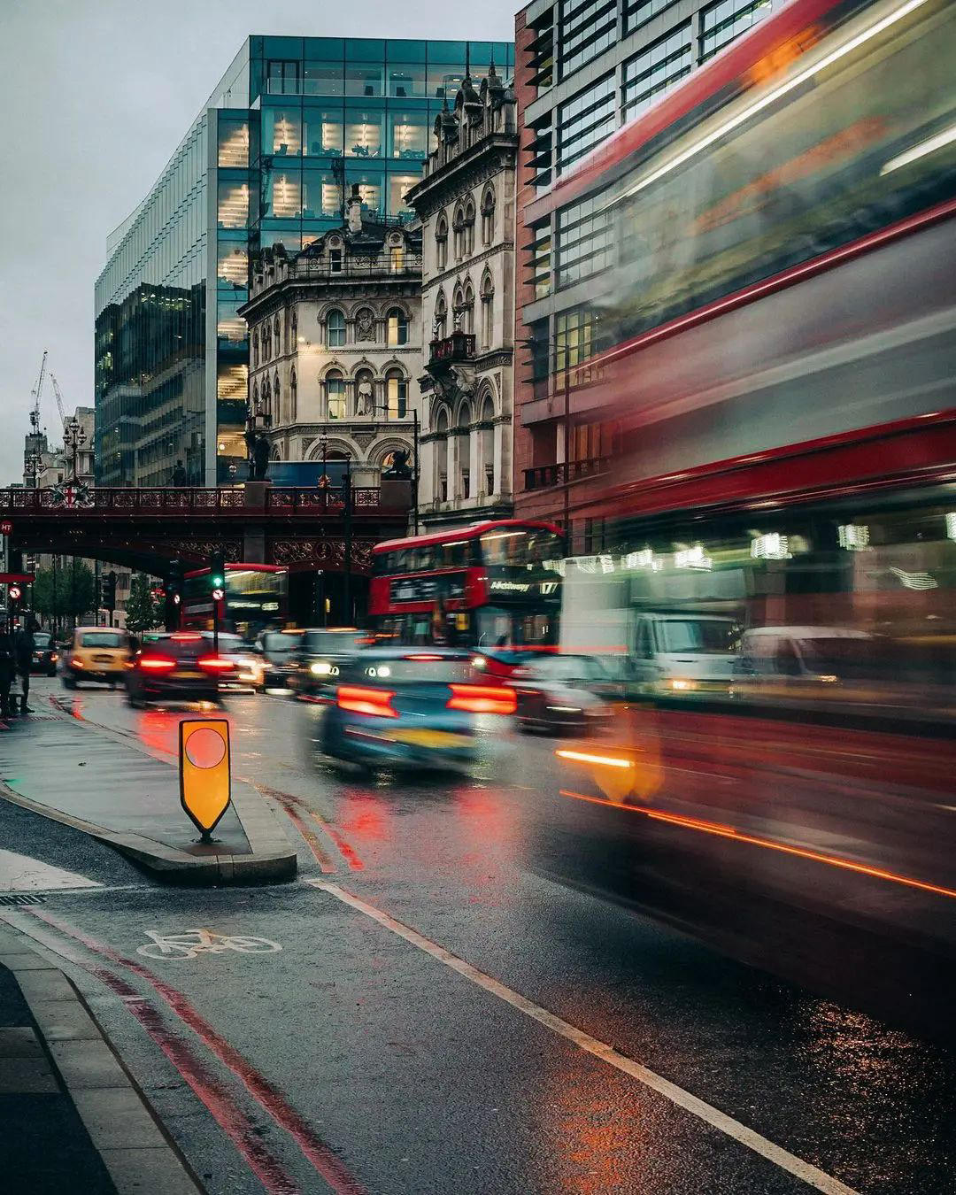 London Enthusiast 🇬🇧 - Finally some rain and this fantastic photo of the Holborn Viaduct