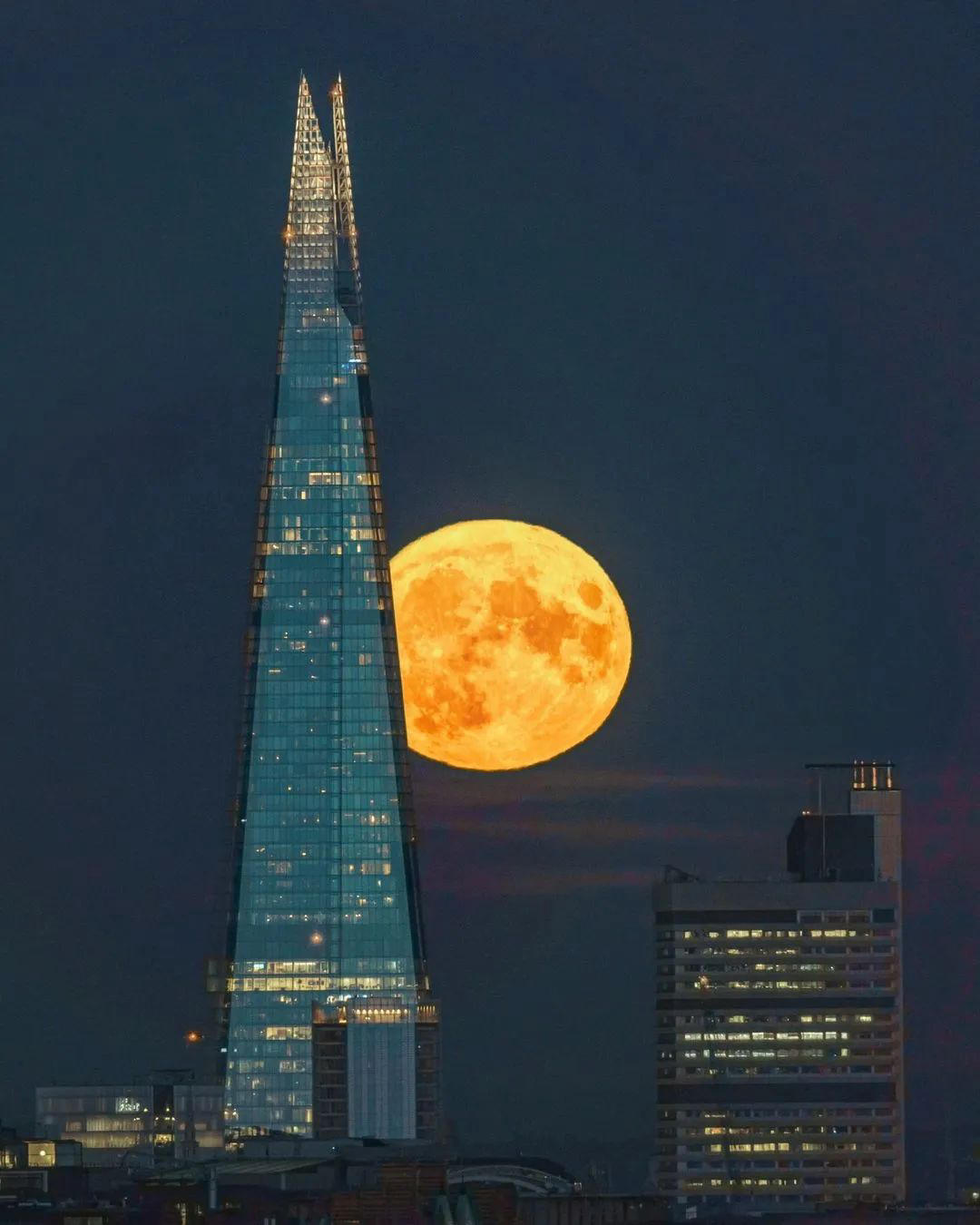 image  1 London Enthusiast 🇬🇧 - Lovely capture here by #tommascord August full moon rising behind the shard